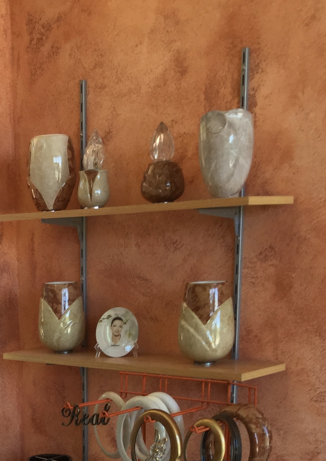 Urne e vasi in ceramica sugli scaffali dell'esposizione