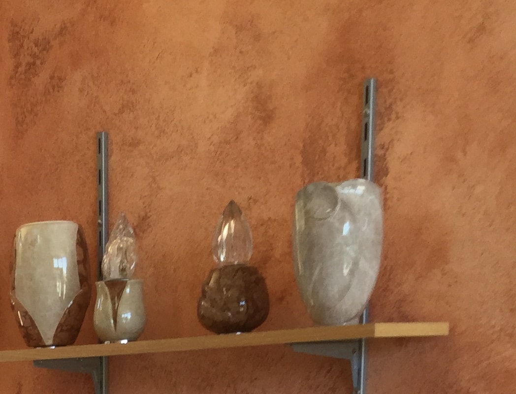 Urne e vasi cinerari in ceramica sugli scaffali dell'esposizione