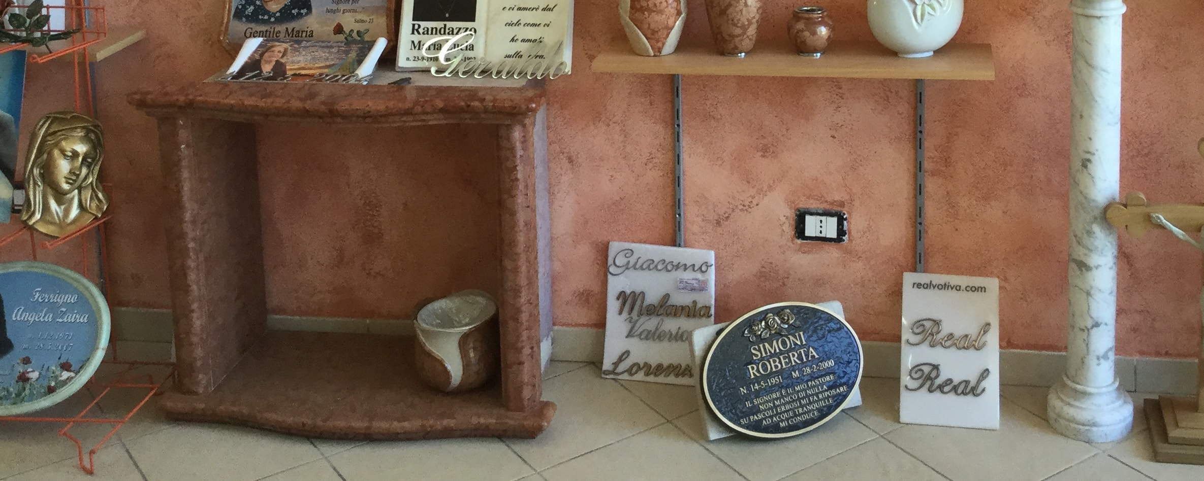 L esposizione di articoli cimiteriali e religiosi nella sede di Raffadali