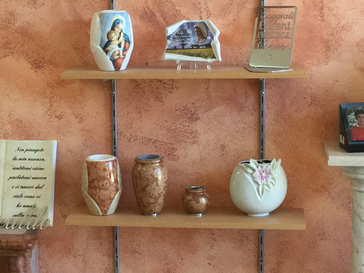 Urne e vasi in ceramica sugli scaffali dell'esposizione