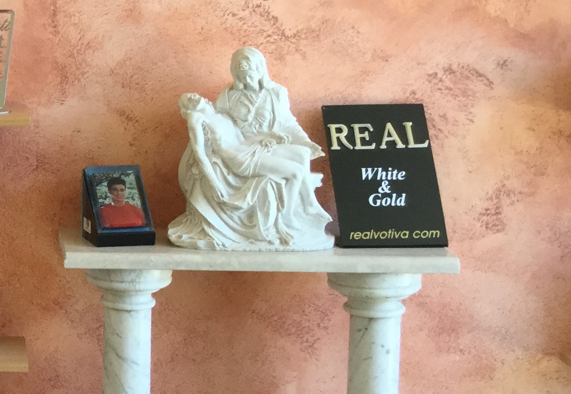 Gruppo scultoreo in marmo sulle colonne dell'esposizione