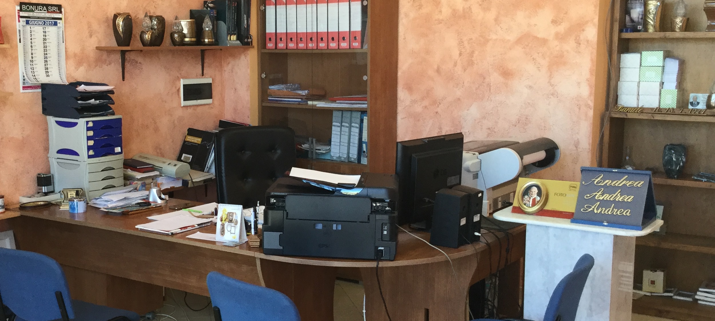 Il banco della sede, dove l agenzia riceve le famiglie