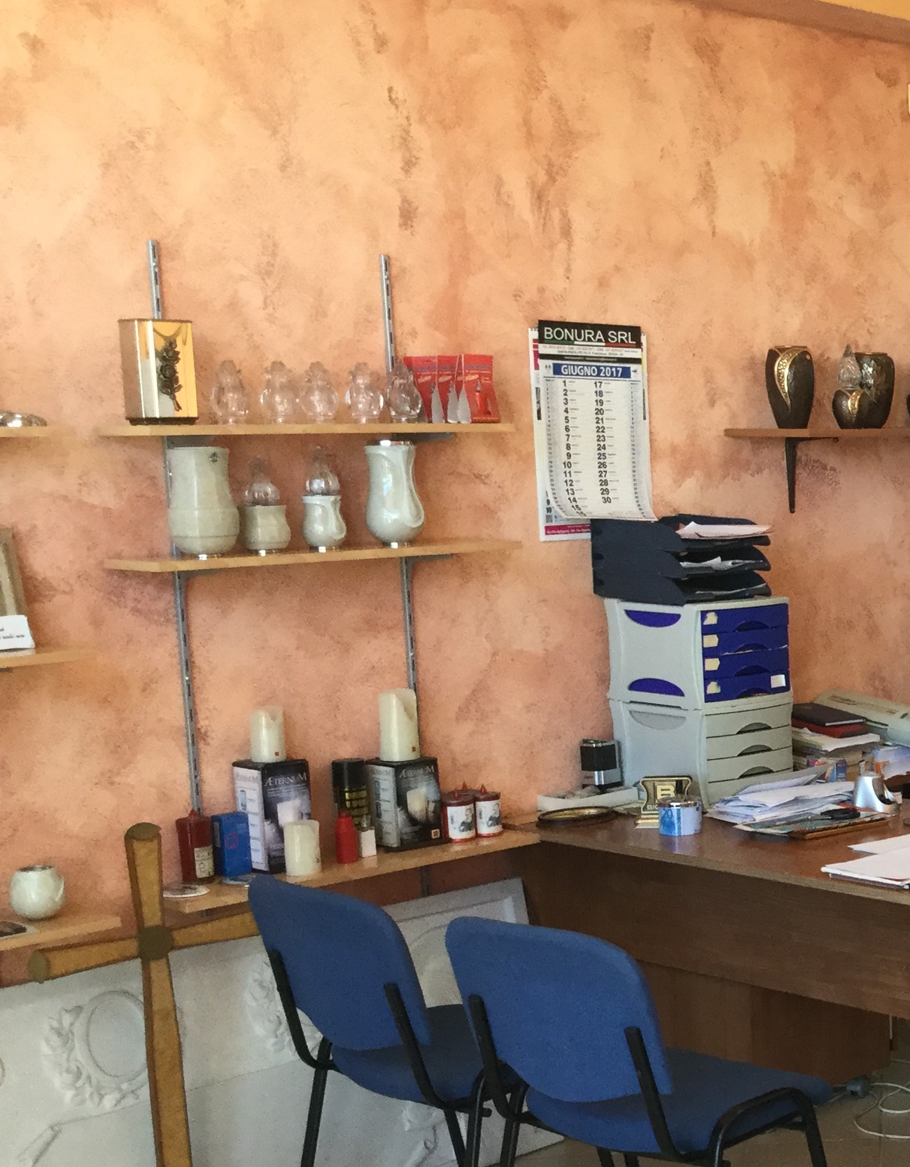 Interno della sede: gli scaffali con i vasi e le urne lungo la parete